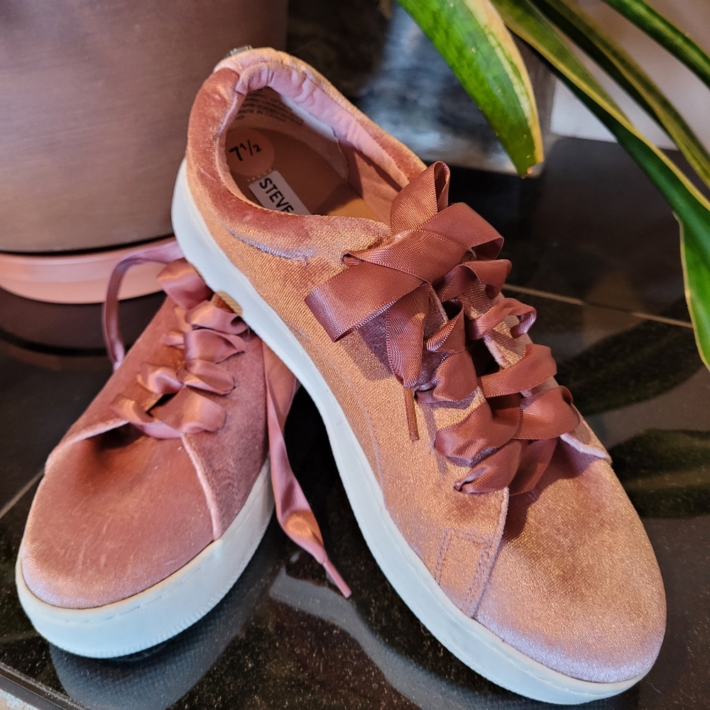 SUPER CUTE Excellent condition, worn once (Steve Madden) sneakers.